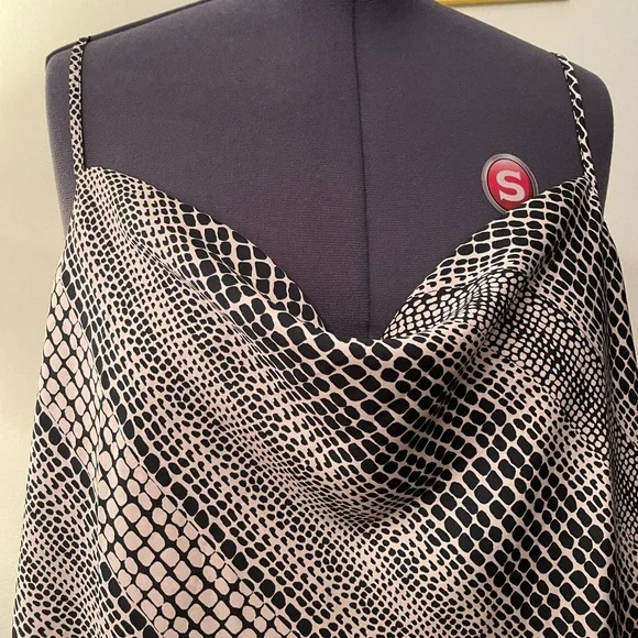 Silk drape camisole by Banana Republic - Picture 2 of 4